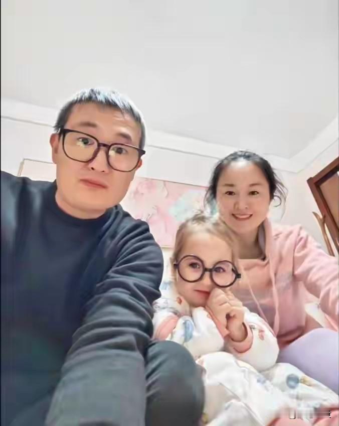 “江苏这对爸妈火了！”他们之所以走红，不是因为娃颜值逆天，也不是因为有什么特殊背