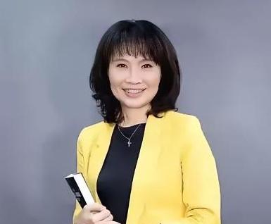 同样是出门访问，有人在对岸赢得了满堂彩，有人却只能对着一张空桌子自拍。陈凤馨