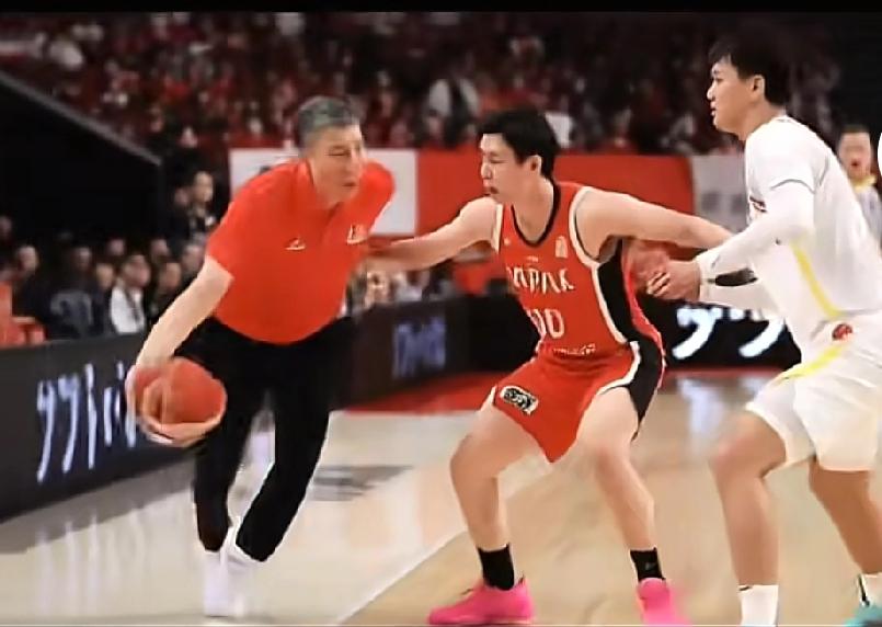 球迷给郭士强捣蛋：抢断后扣篮得分，真的不知道这意味什么吗？国家队二连胜是好事