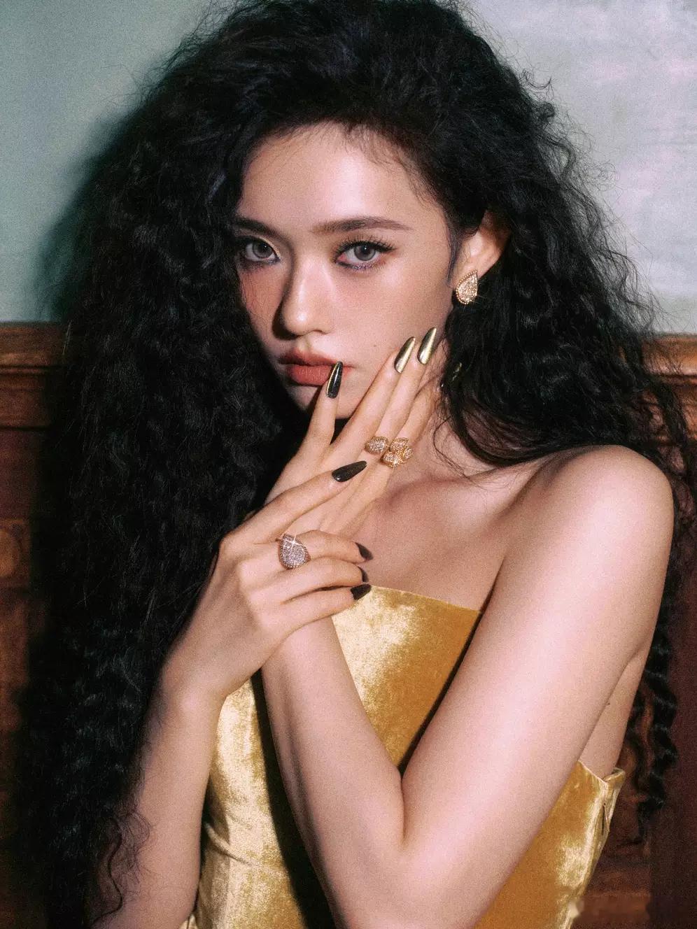 林允卷发配红唇化身性感小野猫双腿纤细散发成熟诱惑