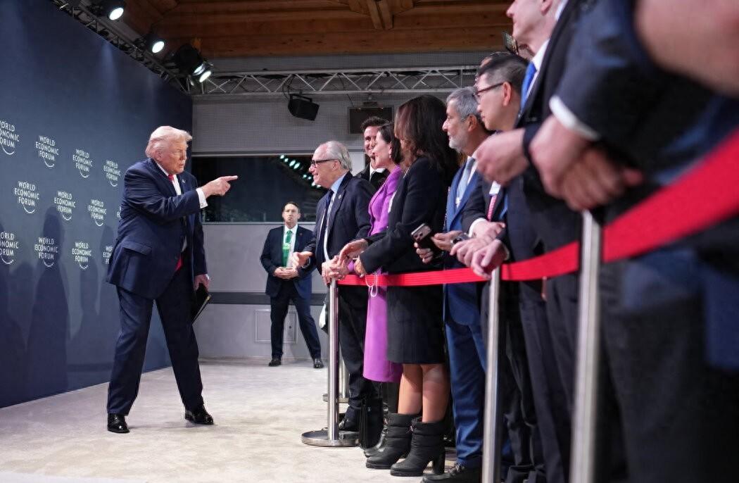 美国宣布全球化已死，中国自动成“榜一”。就在2026年1月的达沃斯论坛上，美国商