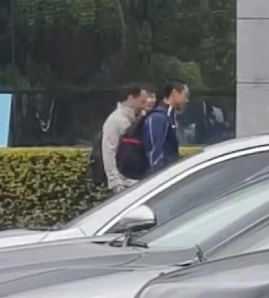 成都国乒乒乓球训练基地，王曼昱今日与任浩教练和体能教练一起上训。后面还跟着徐奕陈