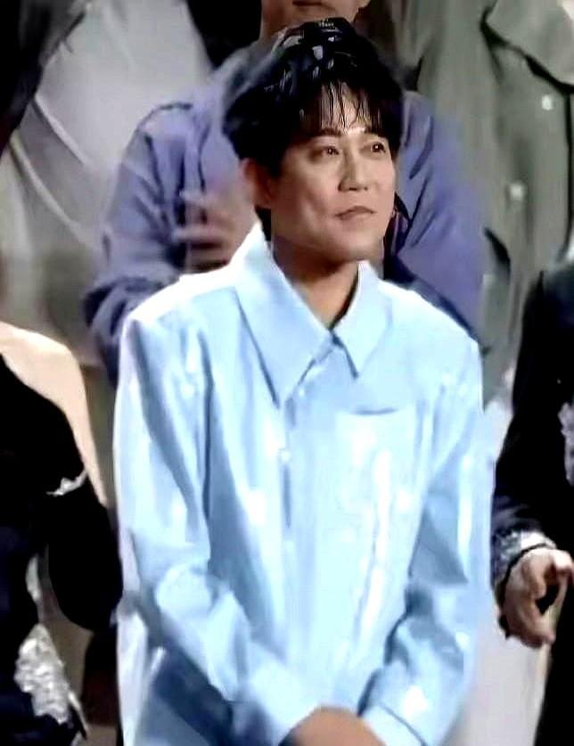 别被眼前的热闹骗了苏醒一个人搞商演，那票是真不好卖。但你再看“再就业男团