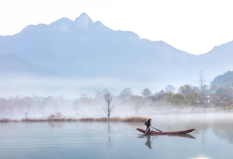 上联:轻舟逐浪千山远，邀对下联？浮云载梦九霄深。