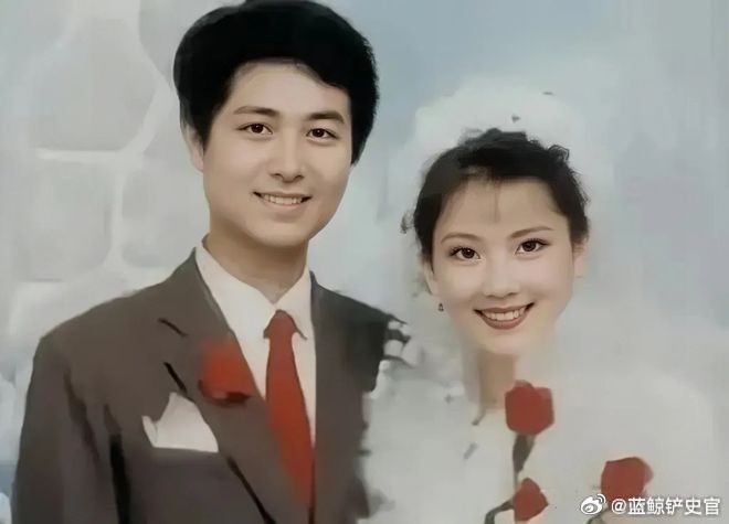 1988年，何赛飞和丈夫杨楠的结婚照，据说这张结婚照没花钱，是影楼送的。何赛飞的