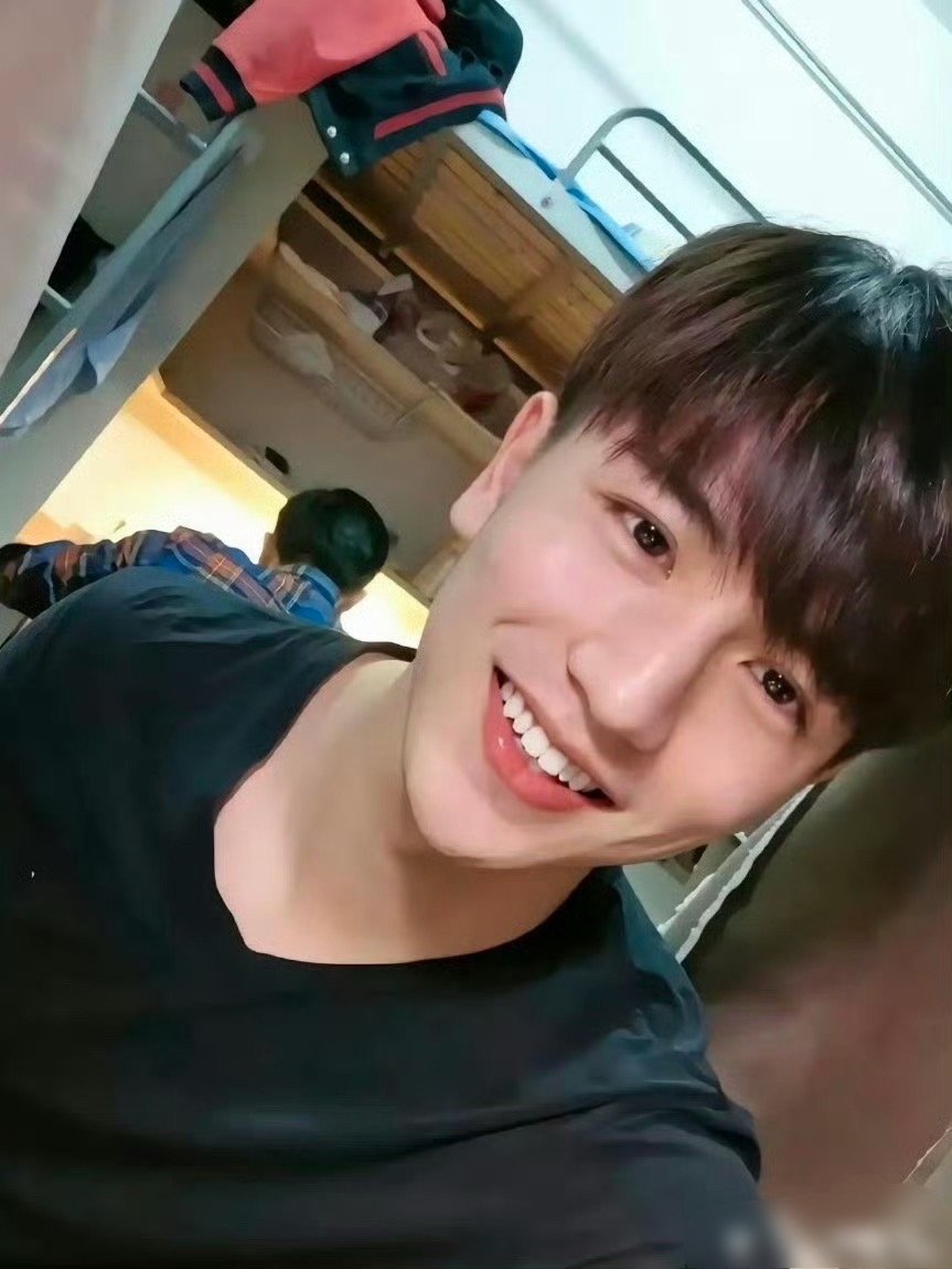 张家玮同学人无法赶到但脸在大家心中张凌赫人无法赶到但脸在大家心中张家玮同学人无