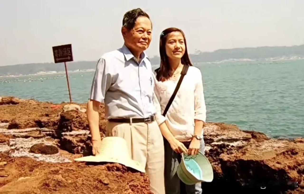 在28岁正值青春的年纪，又是在2004年经济蓬勃发展的时代，翁帆没有“热血青年想