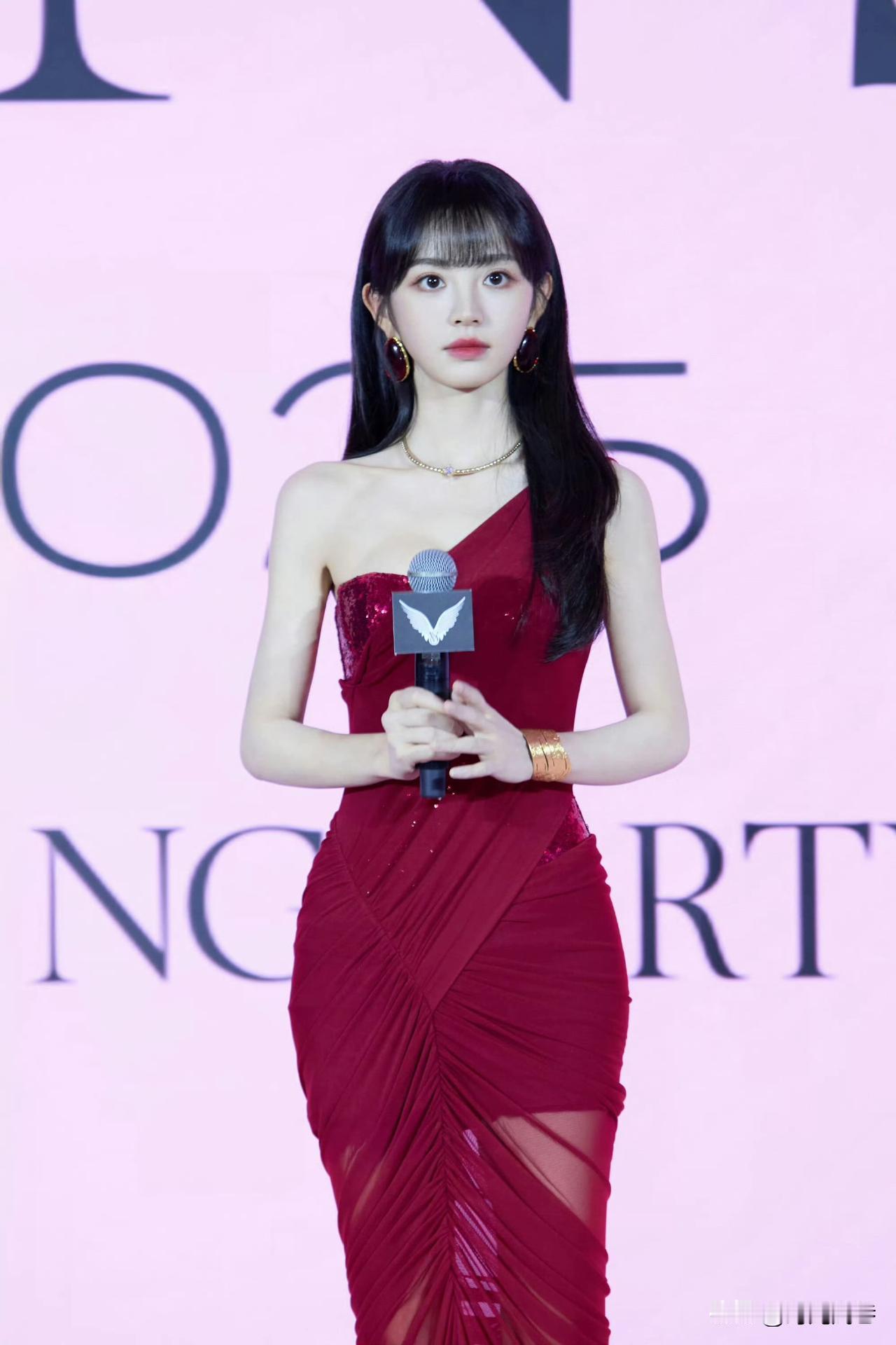 重庆辣妹子田微曦，甜美值爆表！果然山城出美女，真的是名不虚传！令人赏心悦目！