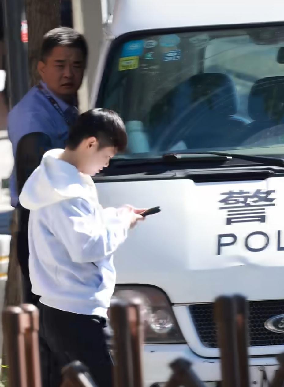 莎莎这人气，球迷们看到她尖叫声此起彼伏就连👮‍♂️叔叔都震惊了。这小女孩