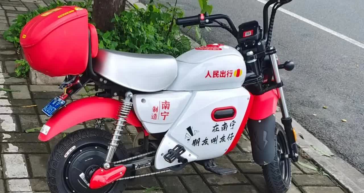 南宁市现在有很多共享车，突然看到一辆拉风的人民出行，之前是可以放脚的，现在整改了