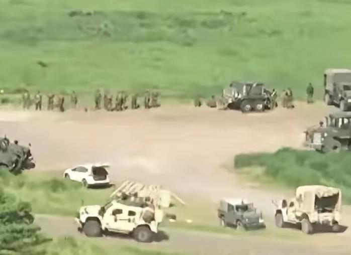 日本传来巨大爆响，自卫队伤亡惨重，尸体横倒竖卧，​综合多家日媒报道，当地时间4