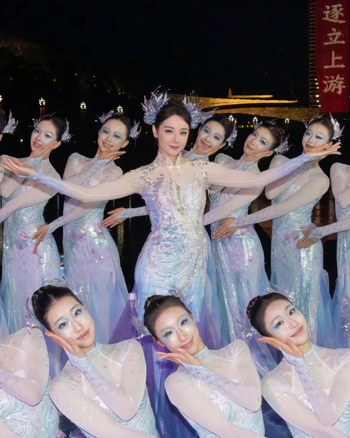 热巴真的比以前圆润了啊，就是化的妆太淡了，看其他舞蹈演员妆，我觉得刚好，热巴的妆