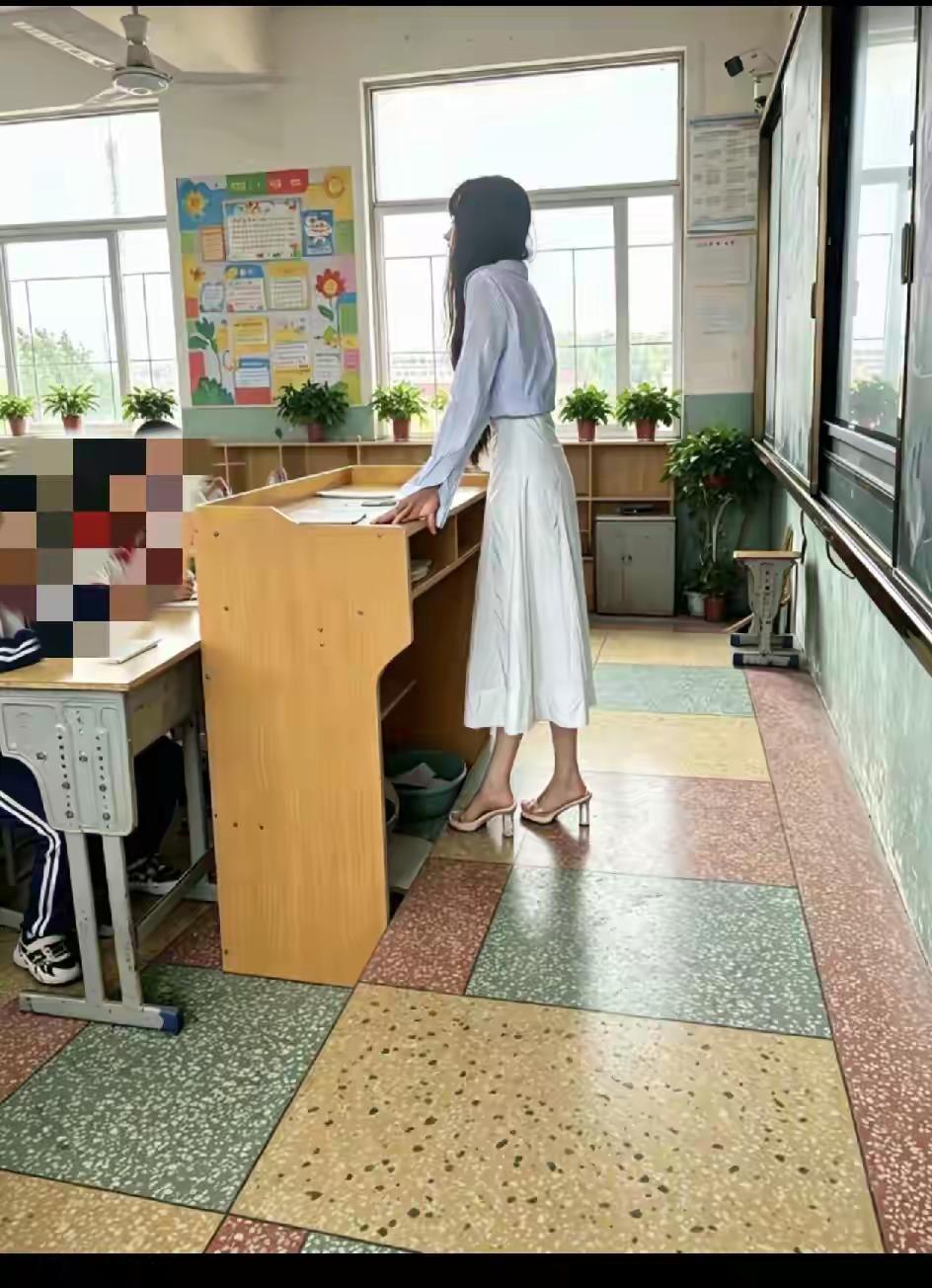 我相信这样打扮的女老师，如果单身的话，一定会有很多男孩子追求吧。