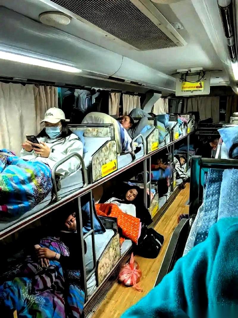 关于卧铺大巴的历史回顾里，总有人怀念以前躺着走长途的舒服。但你可能不知道，这玩意