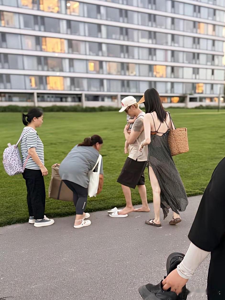 陈伟霆和何穗合体带娃，何穗一身露背长裙，尽显年轻貌美