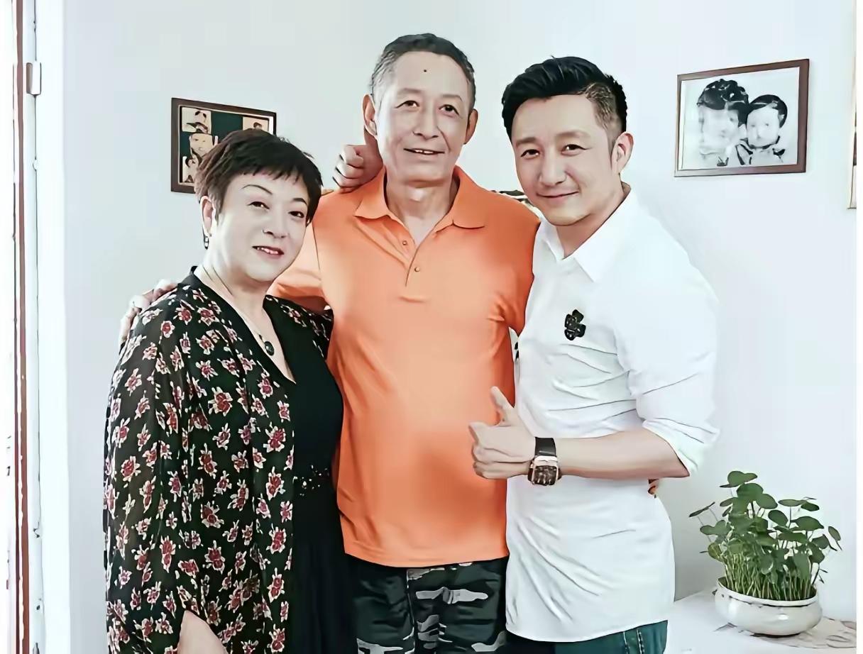 门当户对不是没有道理的！深扒了邹市明的父母，发现邹市明的原有家庭也真是越扒越