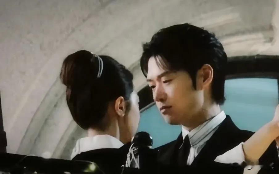 磕着磕着就笑了！魏大勋、赵今麦新剧《无可替代》路透视频，二人跳舞，魏大勋那“搞