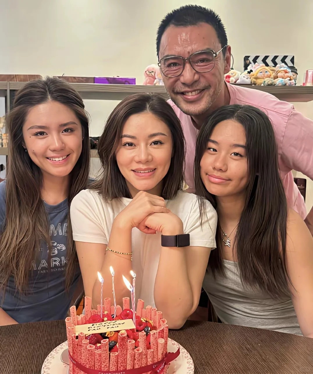 钟镇涛为老婆范姜庆祝54岁生日，图一左边和右边的女孩都是钟镇涛和范姜的女儿，只能