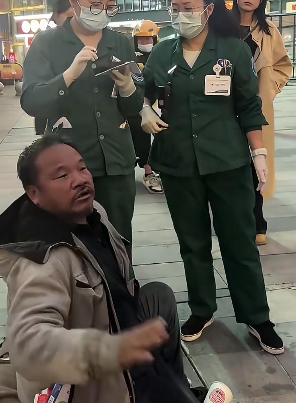 四川雅安大哥在宜昌街头晕倒，被路过买菜的宜昌市民救助。这个大哥来宜昌找工作，工作