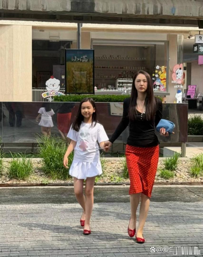 47岁董璇携女儿出门逛街，母女二人穿搭时髦亮眼，身形修长身姿优越，优良基因完美传