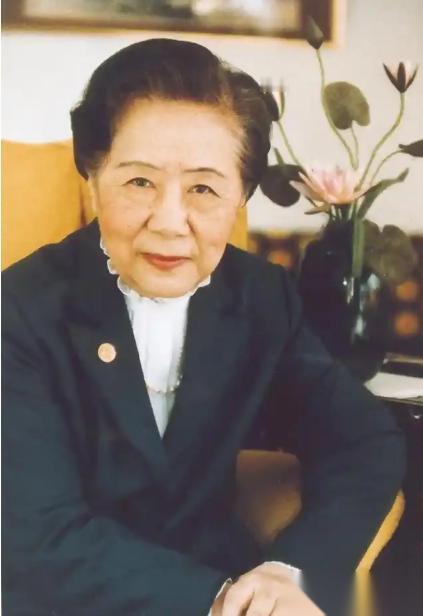 1997年，那位帮美国造原子弹的核弹女王在纽约去世，魂归故里后，墓碑上的七个字真