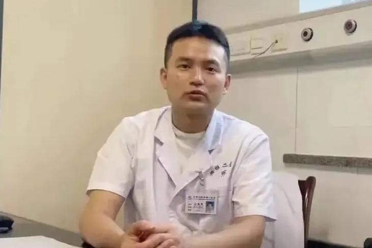 简直就是禽兽！”2022年，湖南农民张爱国因直肠癌做了大便改道手术。谁知，他痊愈