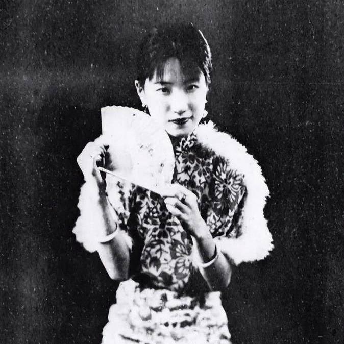 1965年62岁陆小曼去世。翁瑞午的长女翁香光闻讯赶来，见四下无人，迅速解开陆