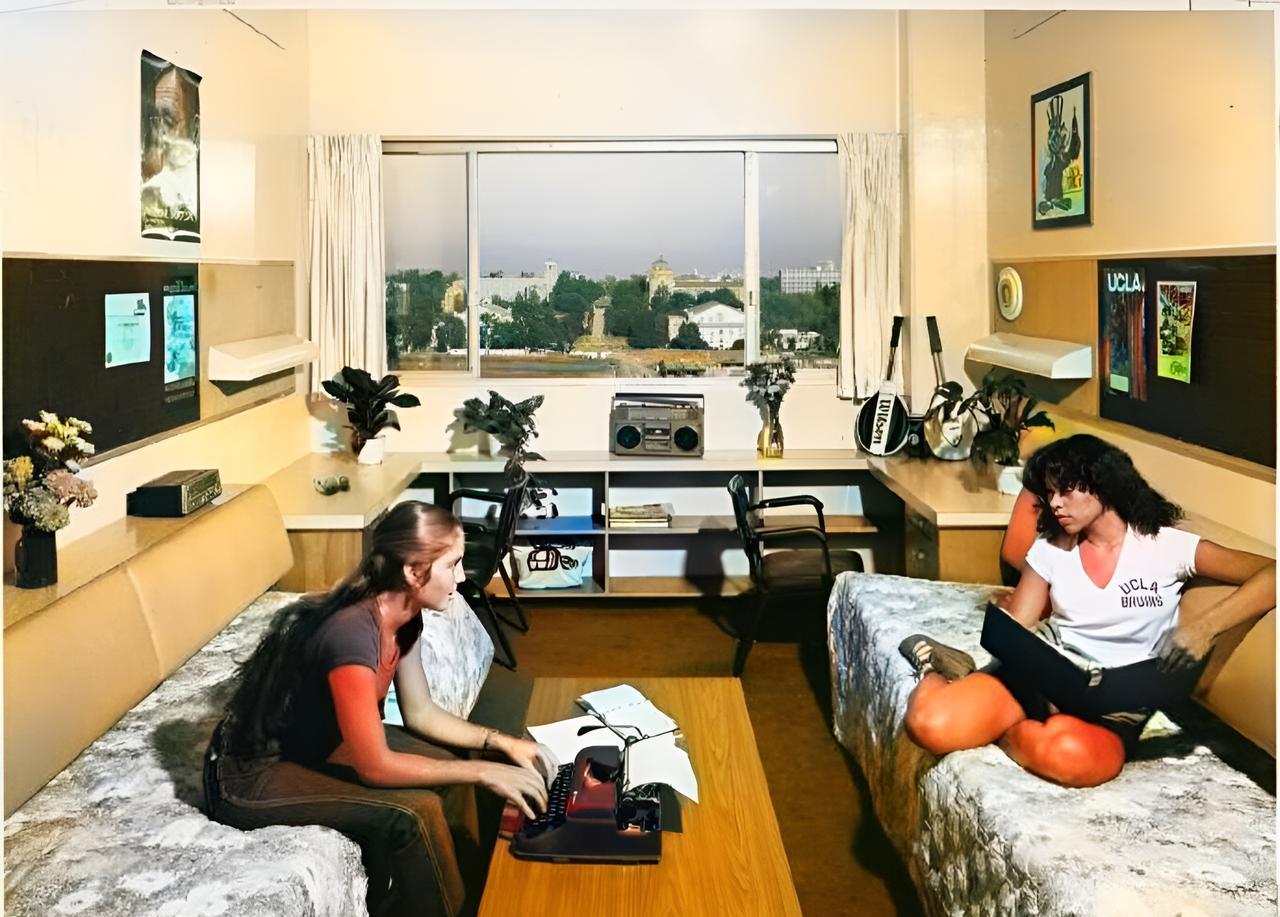 这是1984年美国加州大学的学生宿舍。这样的学生宿舍虽然面积并不大，但非常简洁、