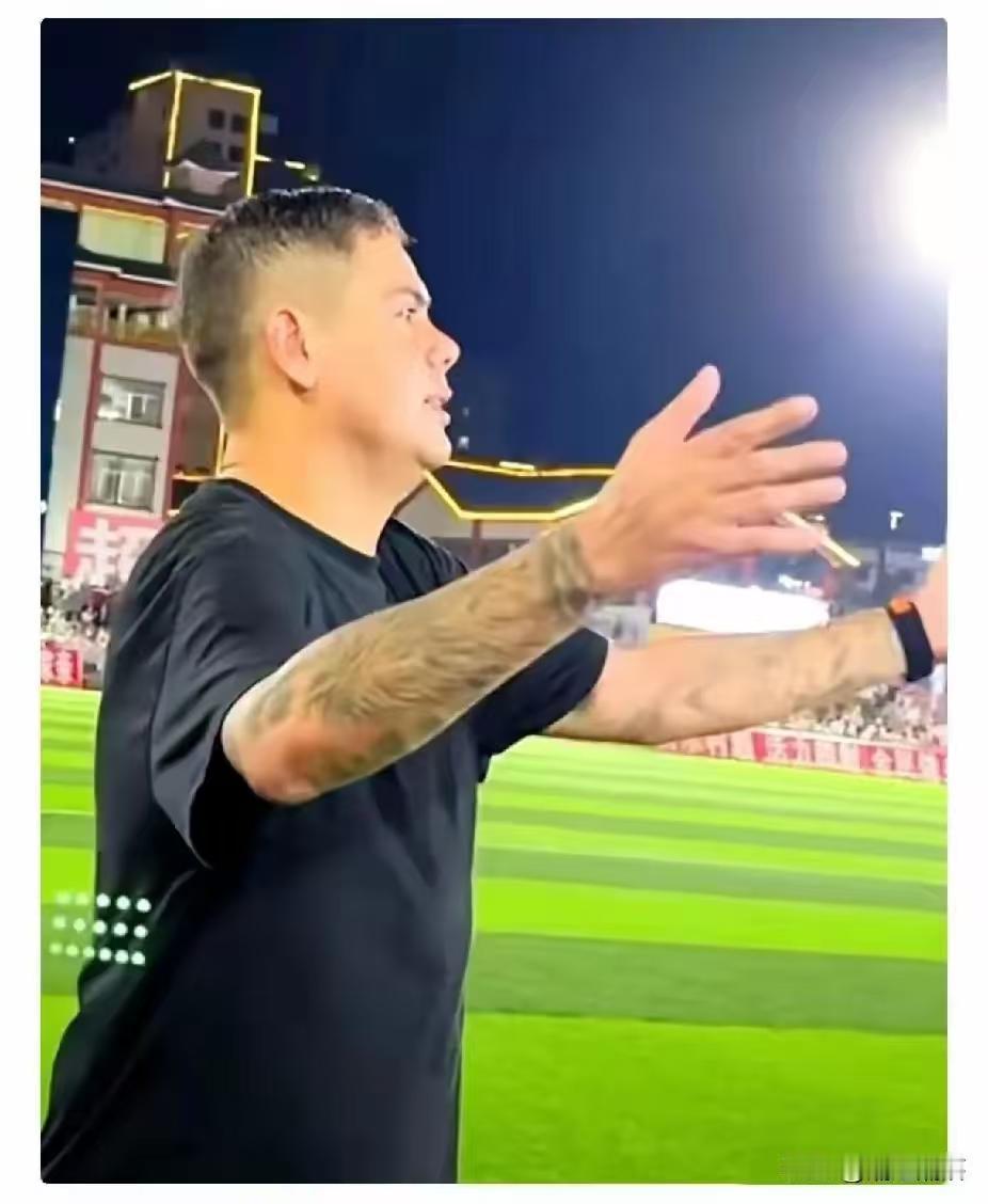 问了在榕江看村超的巴西球员，这里的足球为什么让人移不开眼。他盯着场上飞奔的身