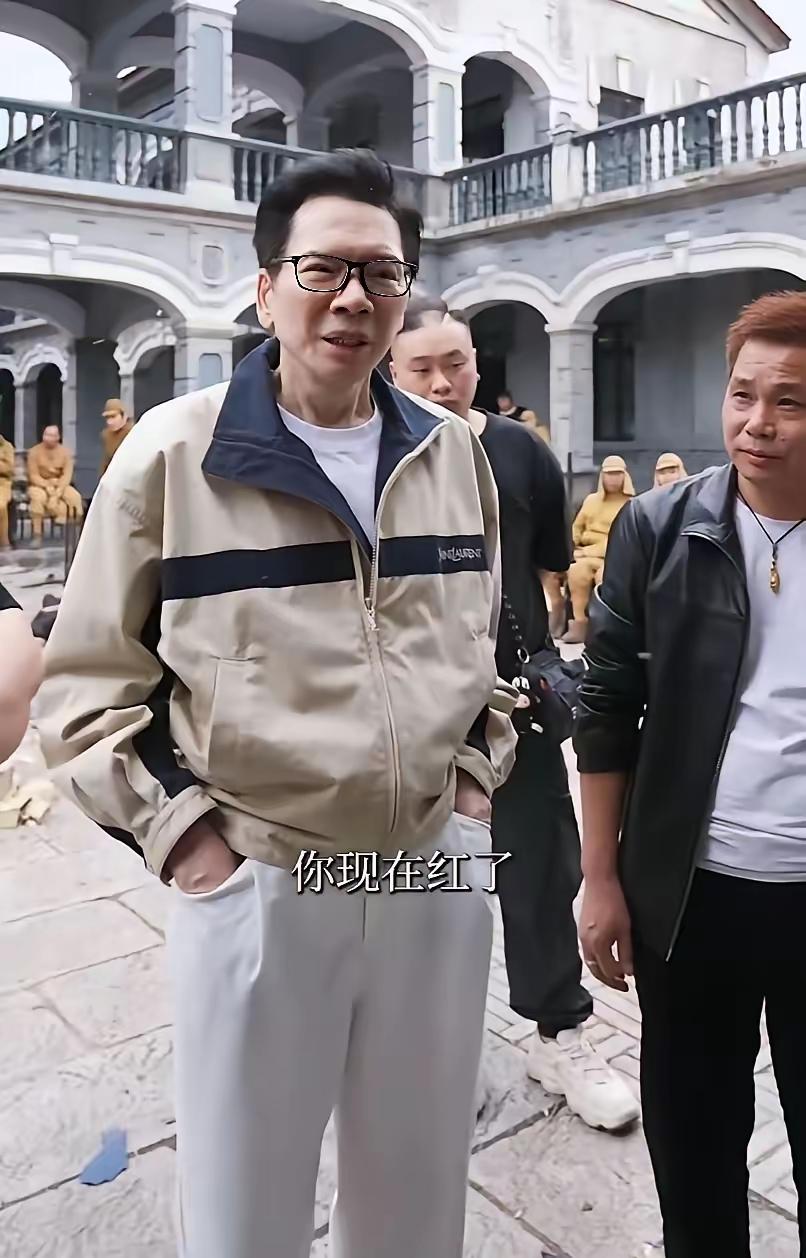 父亲节那天，向华强去探班向佐，看着片场忙前忙后的儿子，冒出一句“你现在红了”。就
