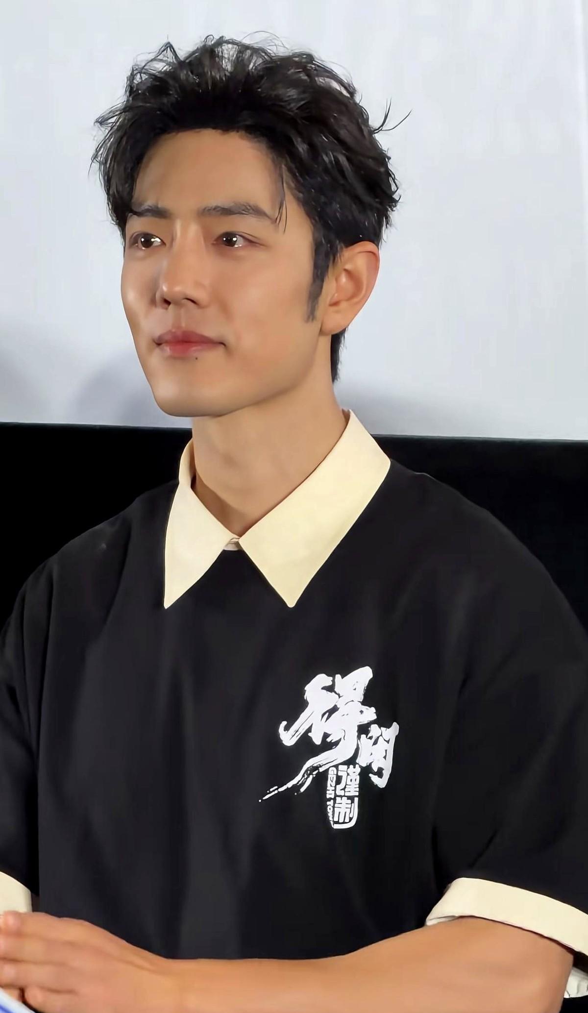 首映礼上。肖战突然红了眼眶。不是因为粉丝尖叫。台下观众站起来说。常年在外