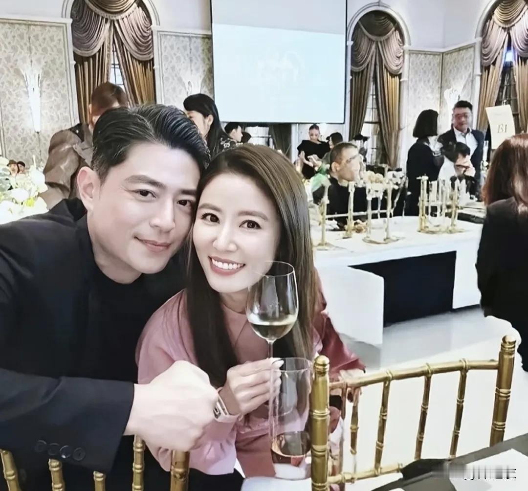 林心如与霍建华算是娱乐圈最登对的了吧，不管是样貌财力，最重要的他们俩是十年挚友变