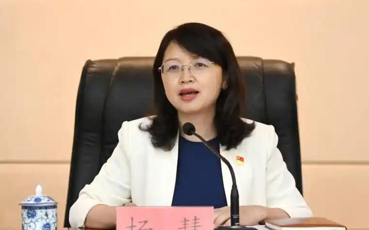 贵州卫健委原党组书记杨慧不能说不是一个聪明的人，她发现医药医疗器械这个行业的利润
