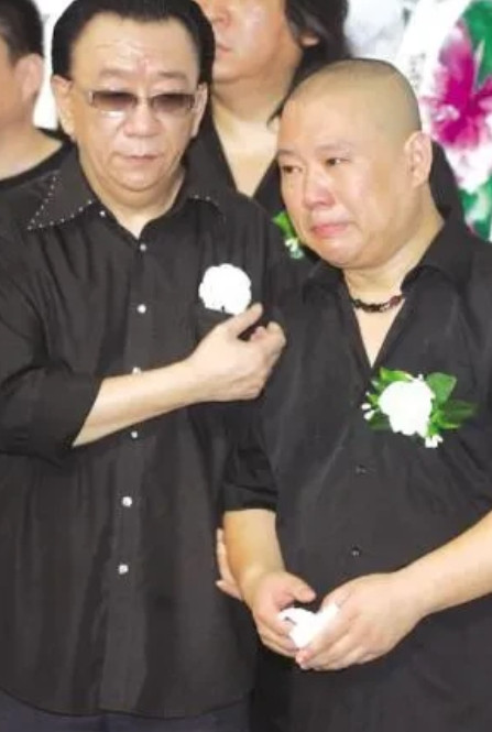 2007年6月23日，侯耀文去世后，郭德纲花2000w买下了他生前所住的别墅，当