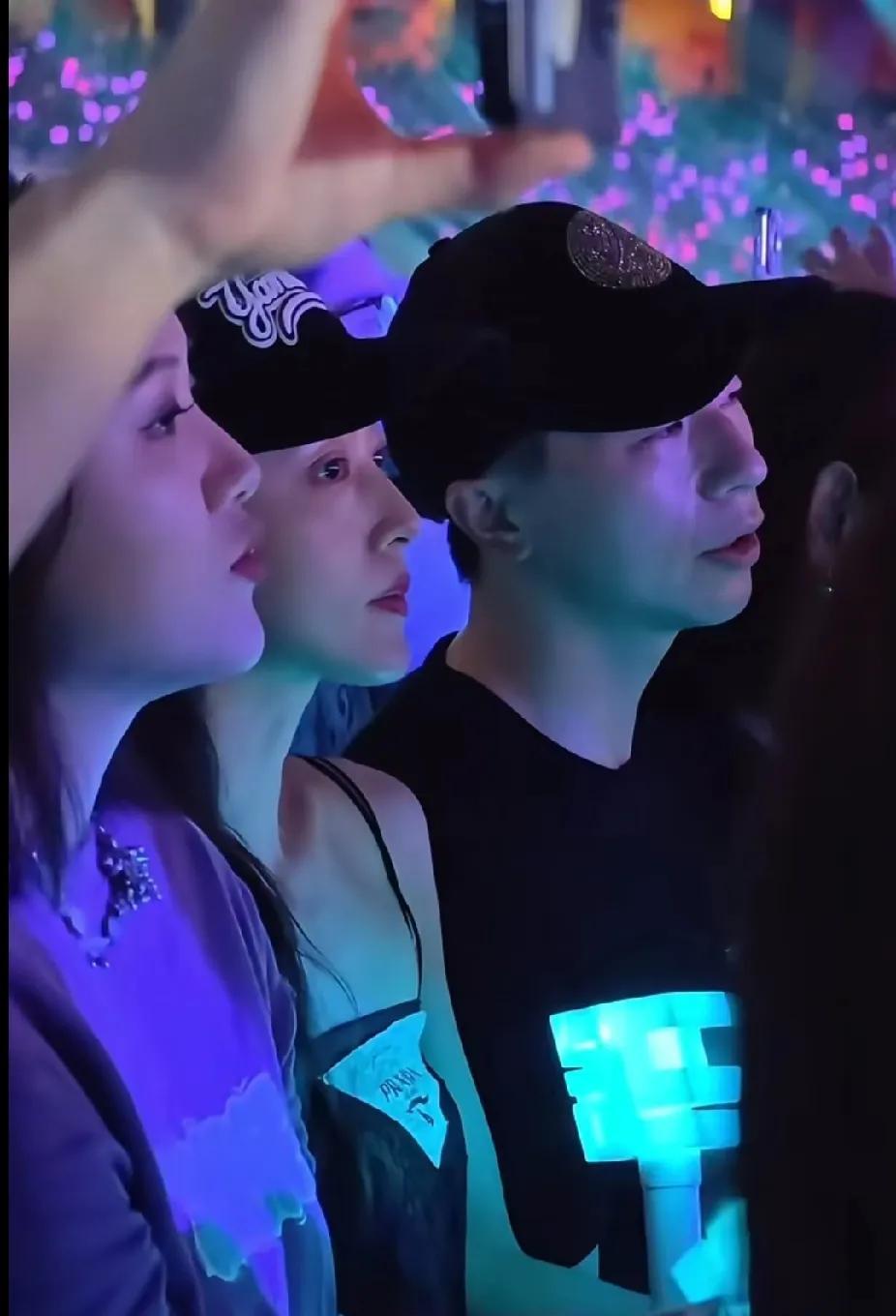 甜度超标！马龙夫妇看林俊杰演唱会同框超甜马龙专注听歌，偶尔轻轻晃头，夏露在旁浅