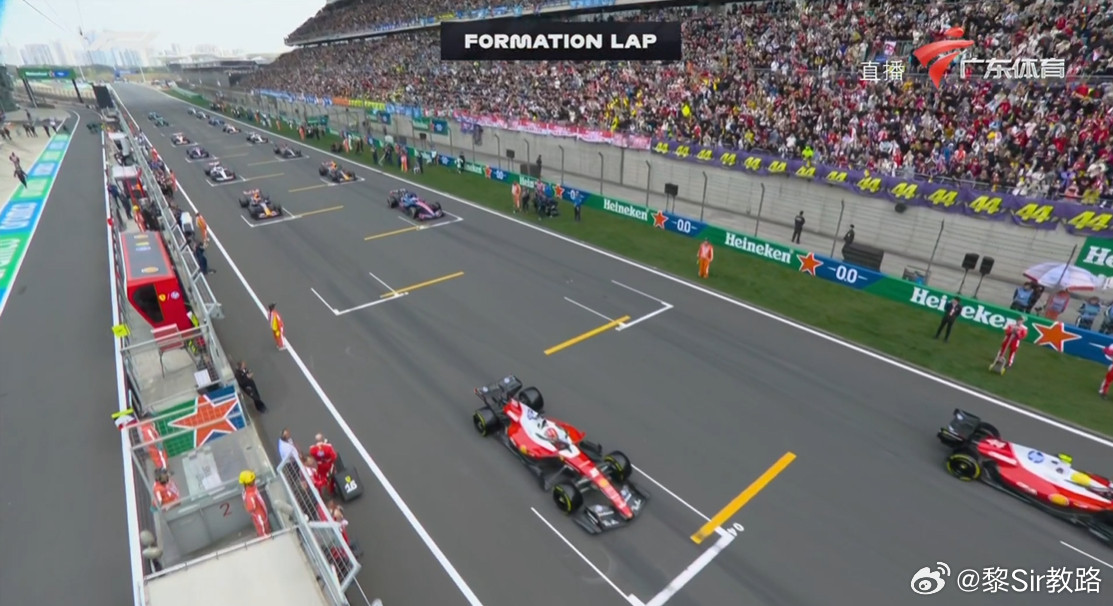 F1正赛三大车队分列1、2、3排，罕见。但是迈凯伦两台车还在Pit，如果维修区