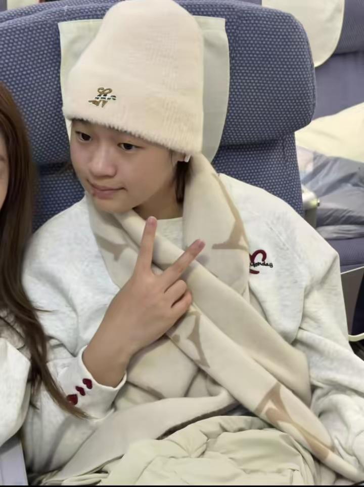 天才少女全红婵座机返程[玫瑰]苏翊鸣在线邀约，亲民举动狂圈粉苏翊鸣都忍不住点赞