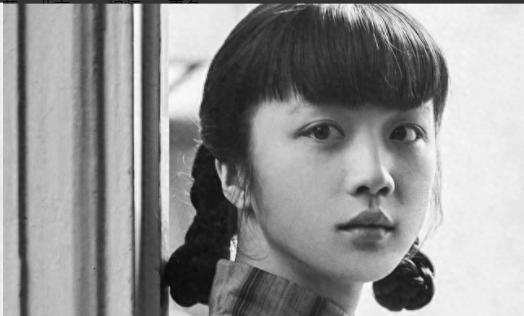 1978年，上海知青返城，妻女紧抱其腿，泪如雨下：“求求你别走。”然而，他冷漠掰