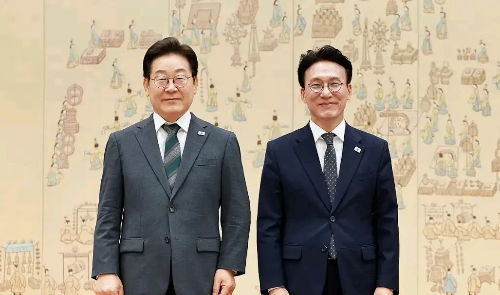 金珉锡终于如愿以偿，开心坏了。在经过国会投票表决后，李在明正式宣读任命书，金珉
