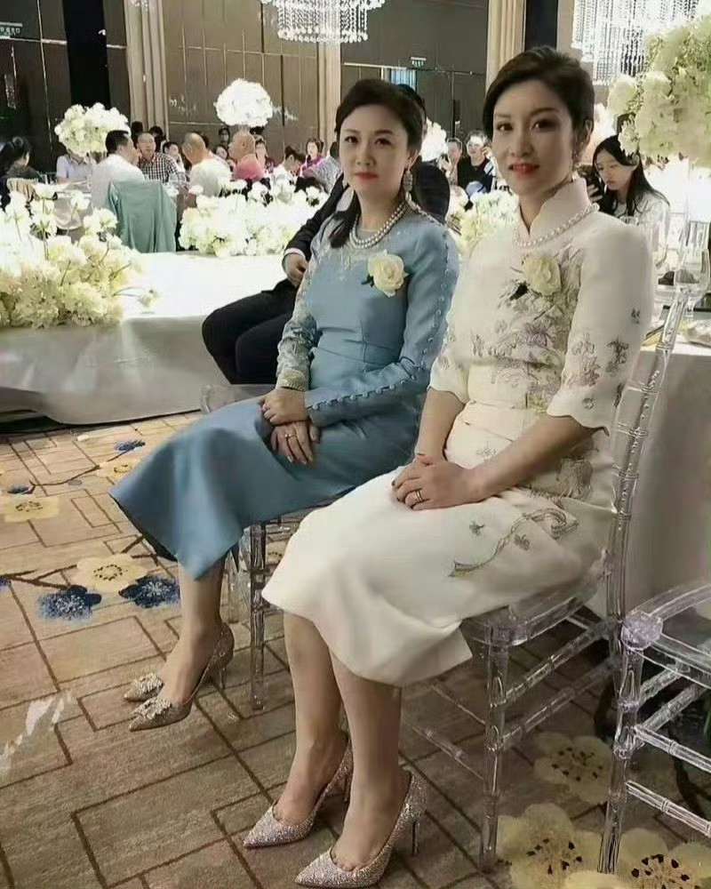 婚礼上的两家亲家母，一个比一个好看