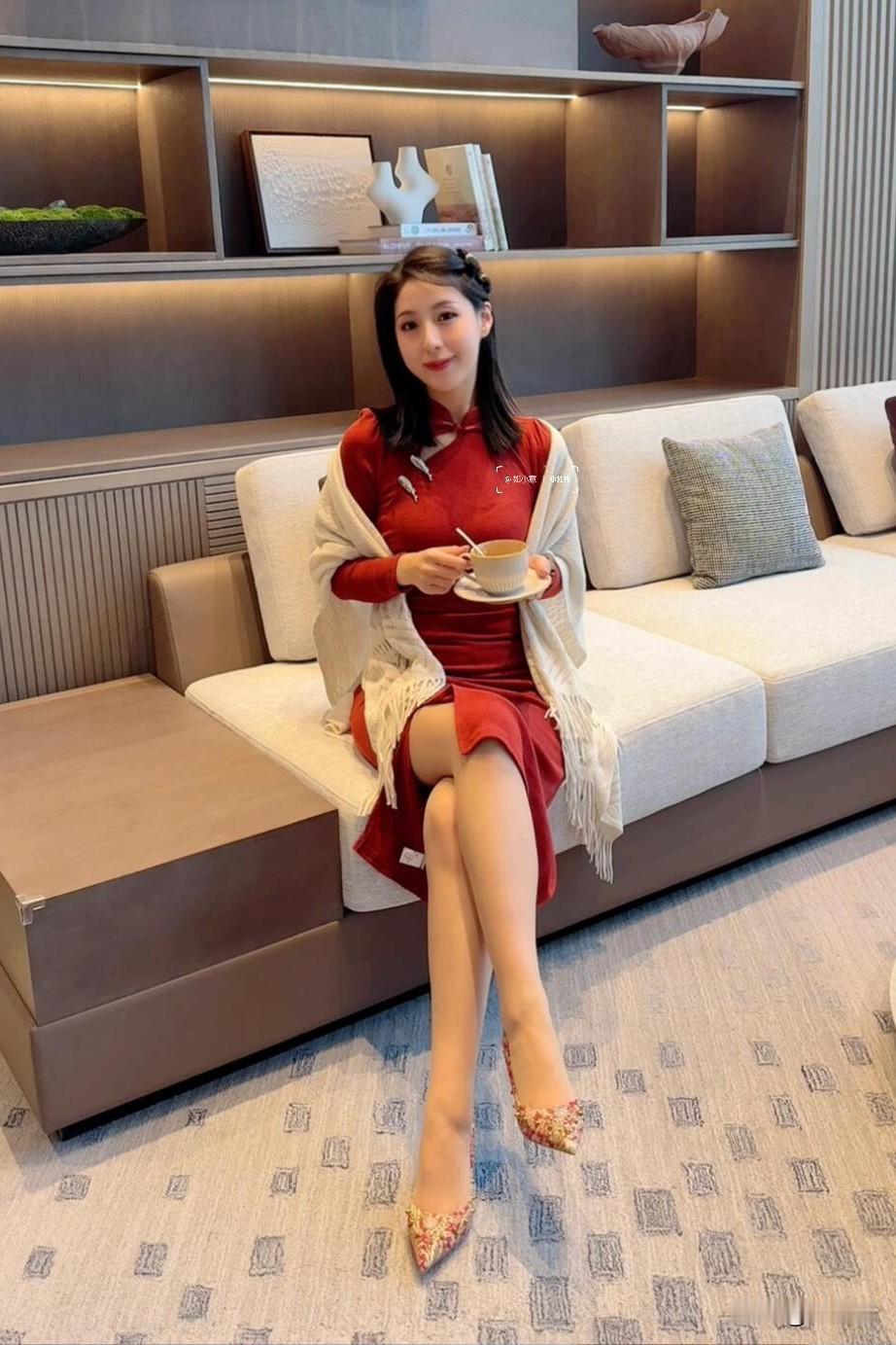 穿新中式参加婚礼👠来参加姐姐的婚礼啦特地穿了新中式风格从头红到脚👠沾好