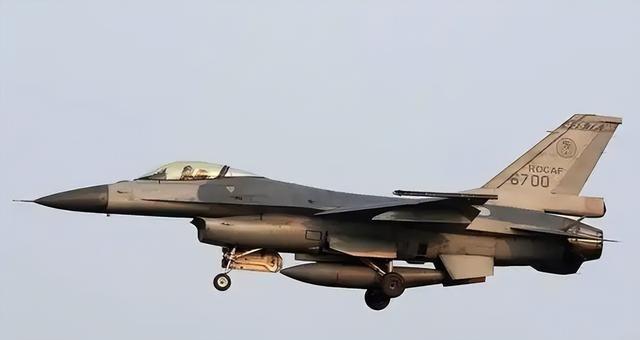 美国首批F-16V战机启程运往中国台湾地区，在国防部发出严正警告之后，中方重磅反