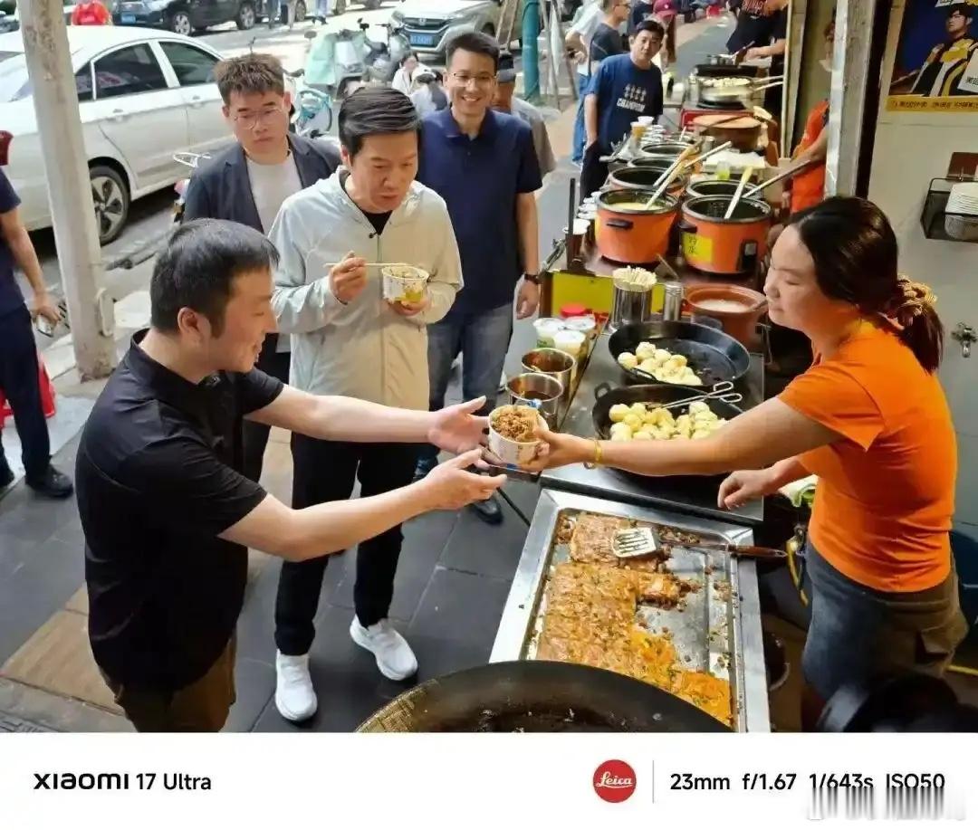 身家3000亿的人，坐在武汉街头一张红色塑料板凳上。面前一碗6块钱的热干面，旁边