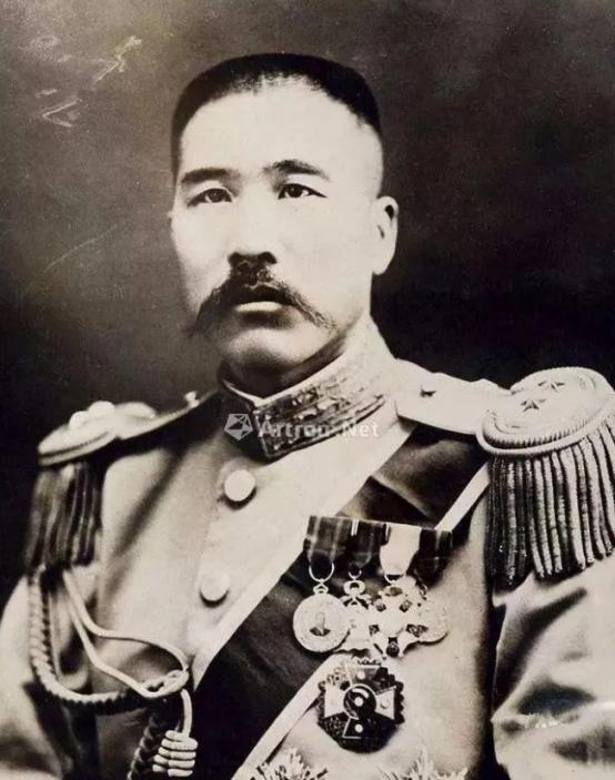 1928年，山东督办张宗昌的公馆里发生了一件奇事，他朝一个翻窗逃跑的男人开了一枪