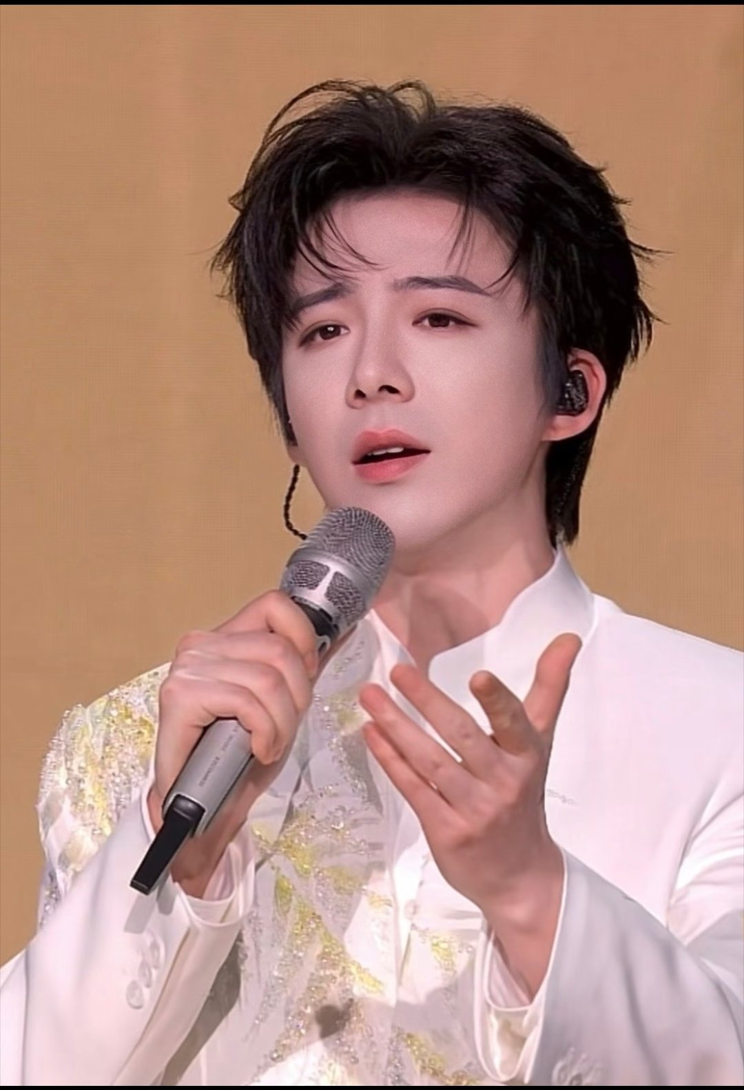 刘宇宁春晚白金西装战袍刘宇宁脑子转得太快了宁哥太适合春晚这样的大舞台了，歌声浑