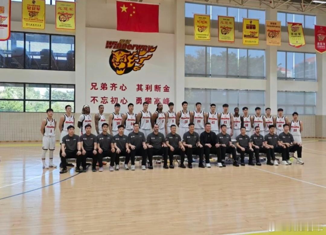 19名球员+制服组14人，广东队新赛季这阵容配置也是相当庞大豪华，貌似教练组的人