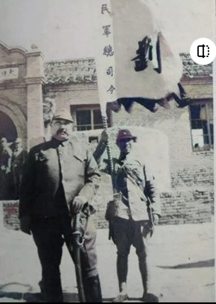 1940年，刘桂棠的一张留影，他身穿伪军军服，满脸横肉，令人憎恶。照片里的