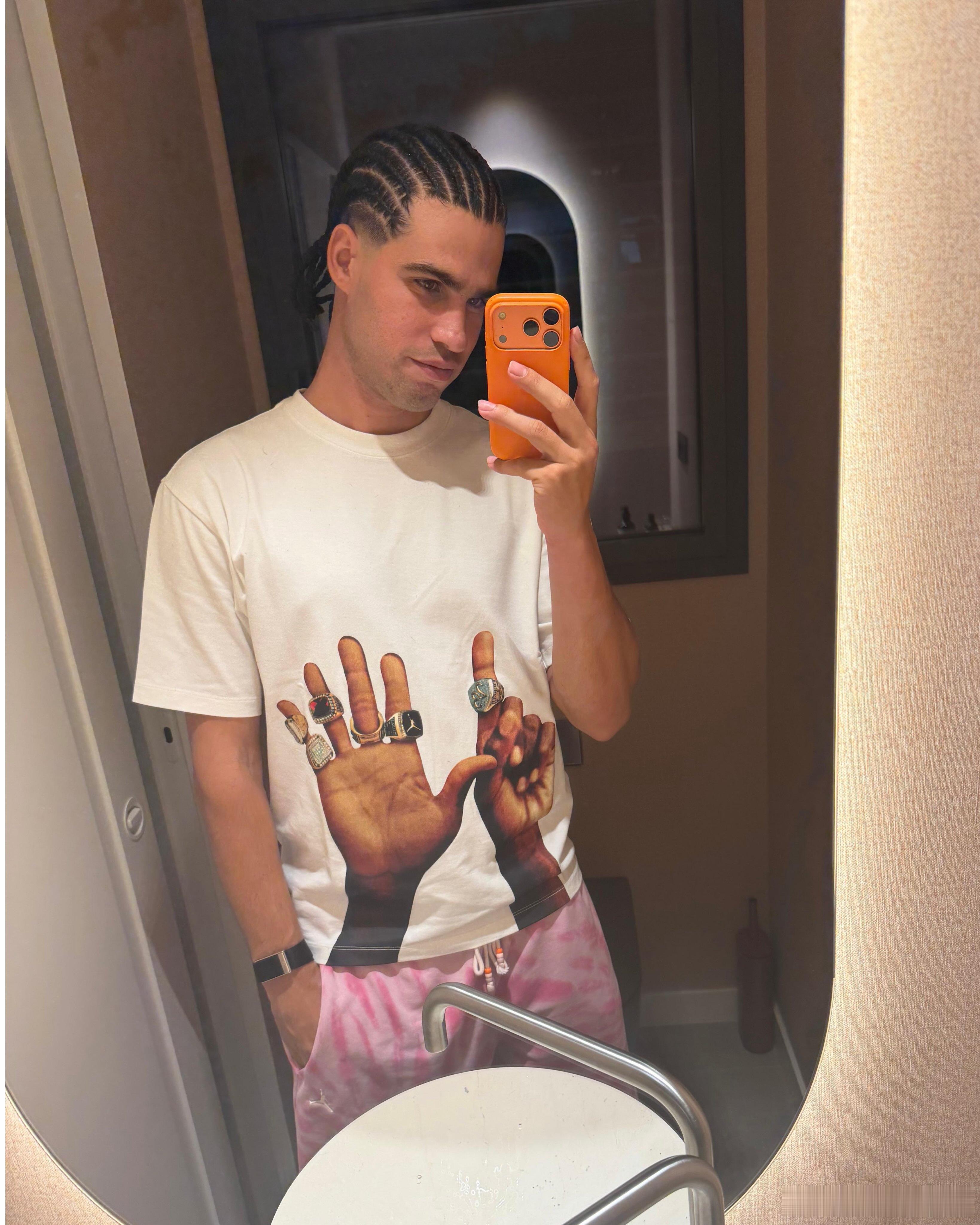 嘻哈风安排👌阿尔卡拉斯晒新发型💇🏻♂️图片来源：Carlosalcara