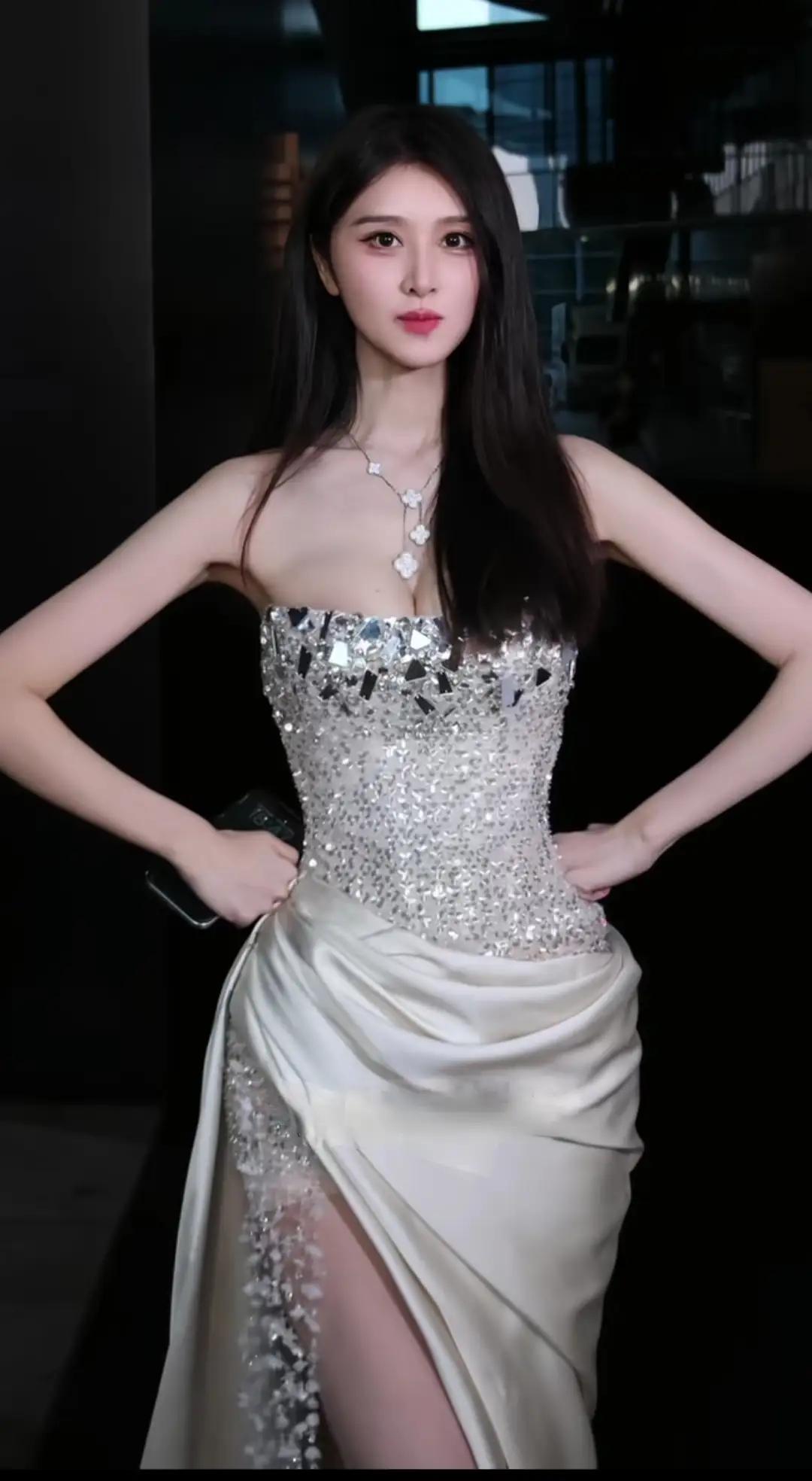 优雅黑裙，闪耀之夜，魅力四射！💃✨