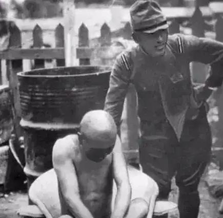 1940年，一个日本军官带人冲进了一个农户家，在屠杀了农户一家三口后，日军开始洗
